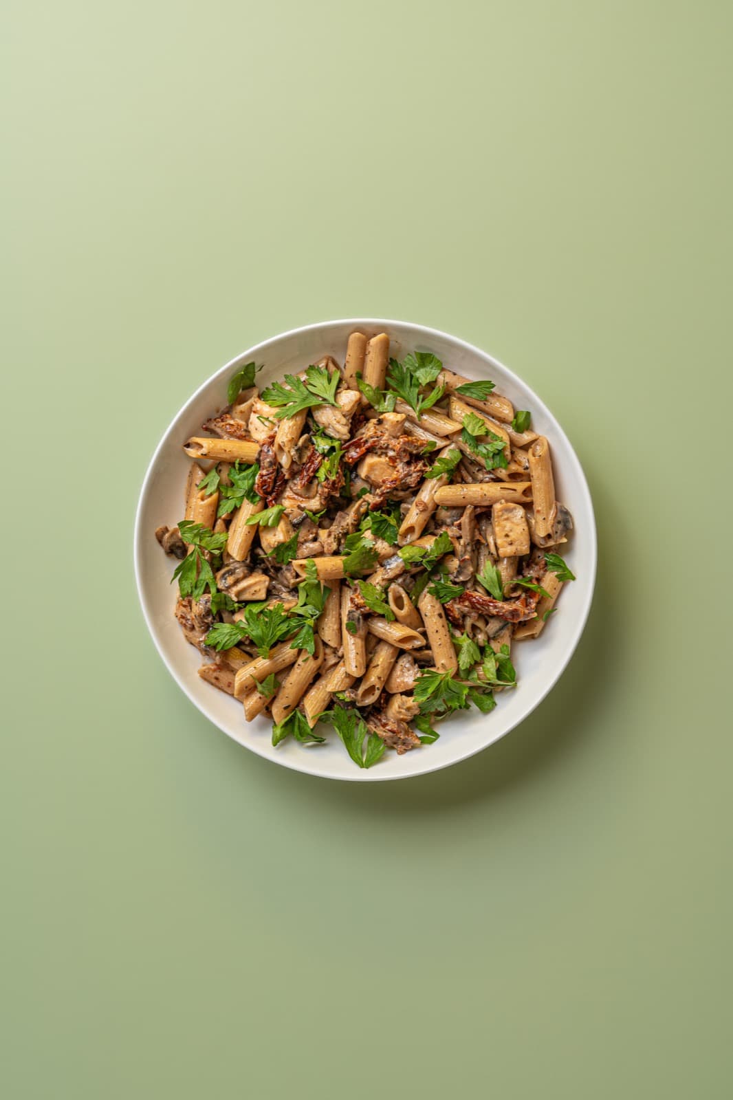 Makaron penne z suszonymi pomidorami, pieczarkami i pietruszką